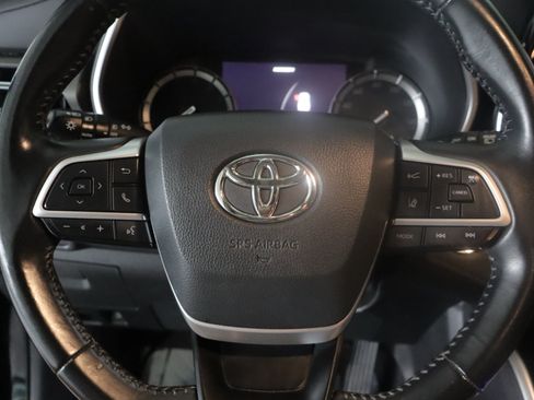 Used 2022 Toyota Highlander XLE AWD/4WD image 16