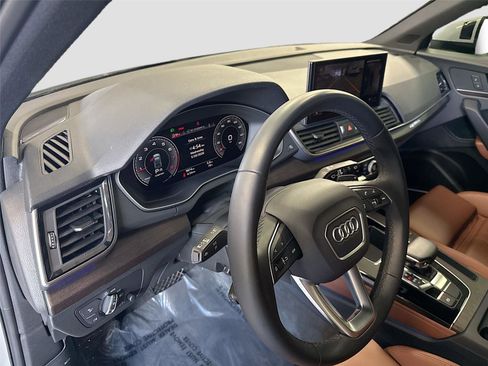 Certified 2025 Audi Q5 2.0T Premium Plus w/ Premium Plus Package AWD/4WD image 9