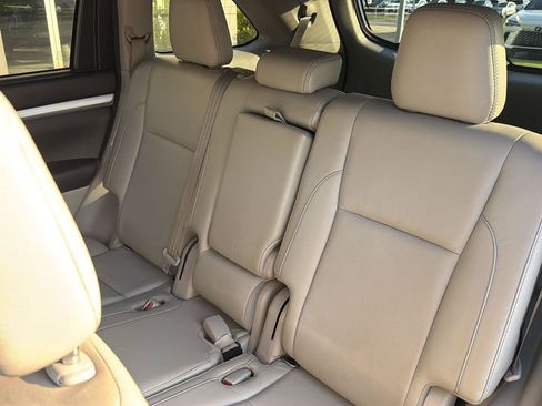 Used 2017 Toyota Highlander XLE FWD image 32