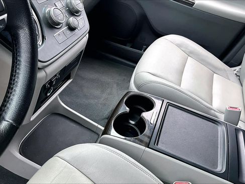 Used 2020 Toyota Sienna XLE Premium FWD image 15