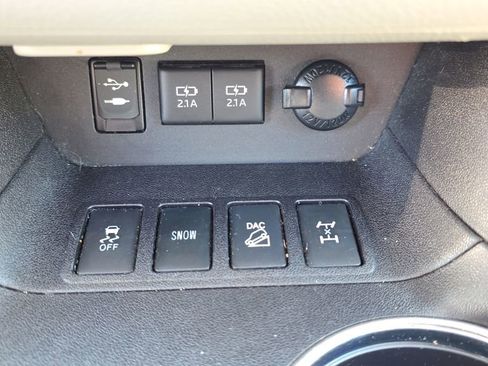 Used 2017 Toyota Highlander XLE w/ Carpet Mat Package image 21