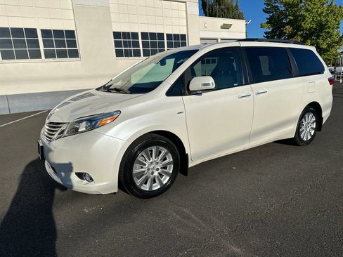 Used 2016 Toyota Sienna Limited Premium w/ Outdoor Package AWD/4WD image 2