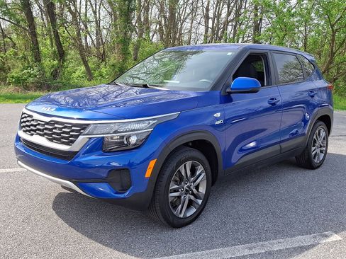 Used 2023 Kia Seltos LX AWD/4WD image 3