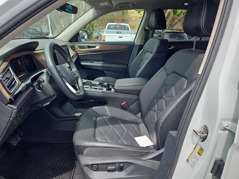 Used 2024 Volkswagen Atlas SE w/ Panoramic Sunroof Package FWD image 16