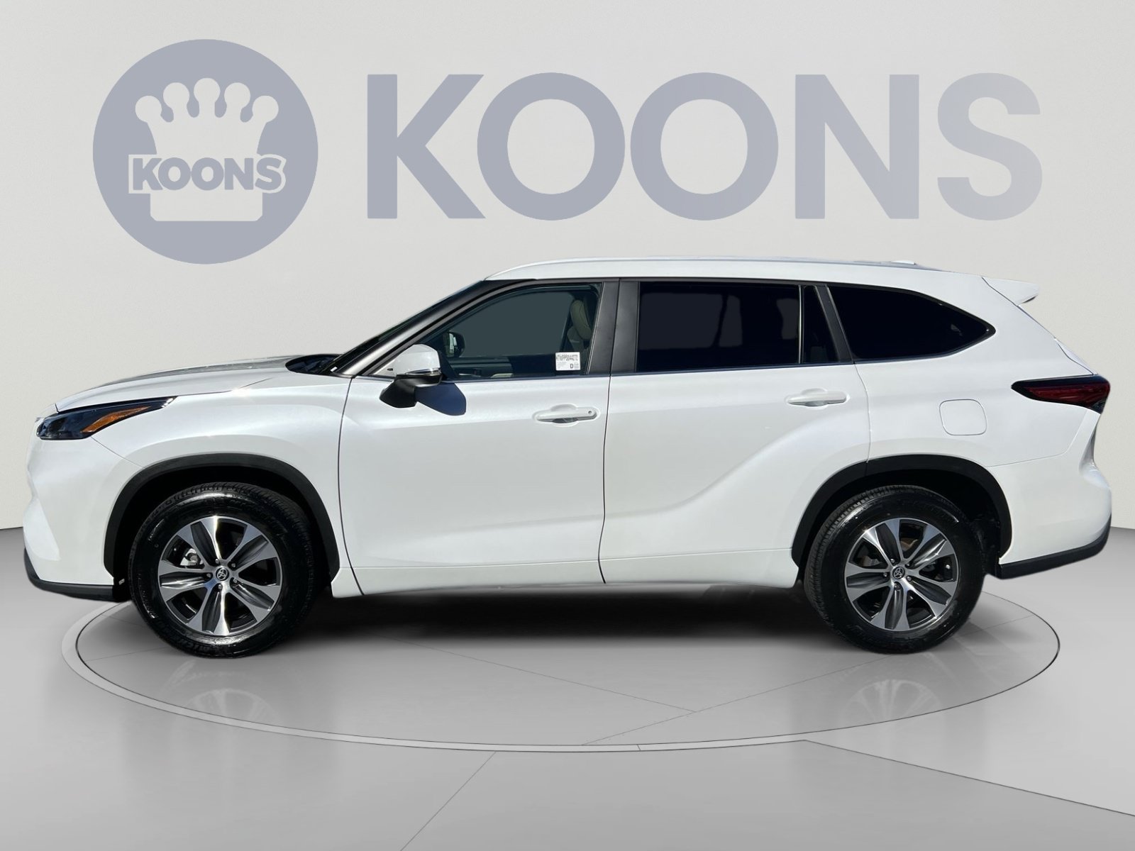 Used 2023 Toyota Highlander XLE FWD image 2