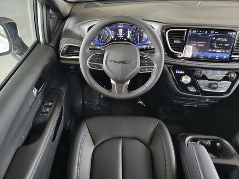 New 2026 Chrysler Pacifica Select image 12