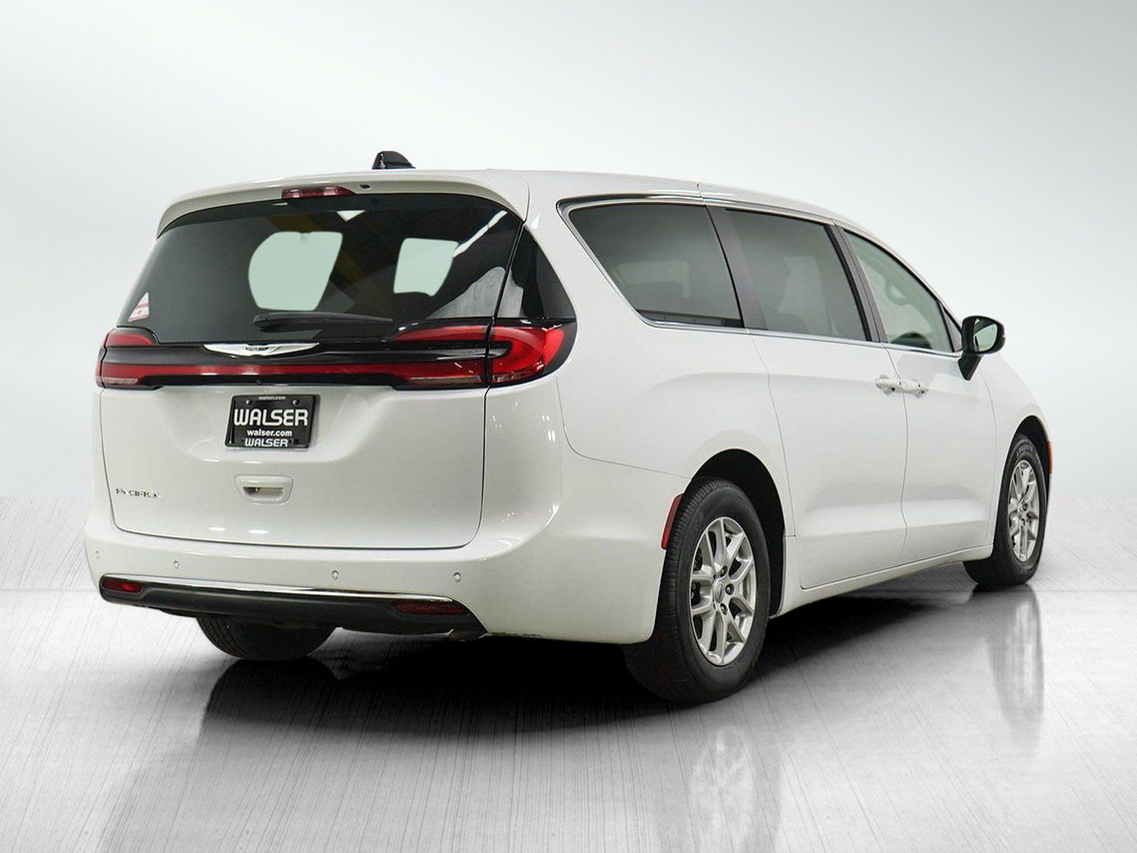 Used 2023 Chrysler Pacifica Touring-L FWD image 5