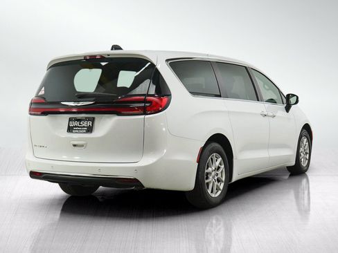 Used 2023 Chrysler Pacifica Touring-L FWD image 5