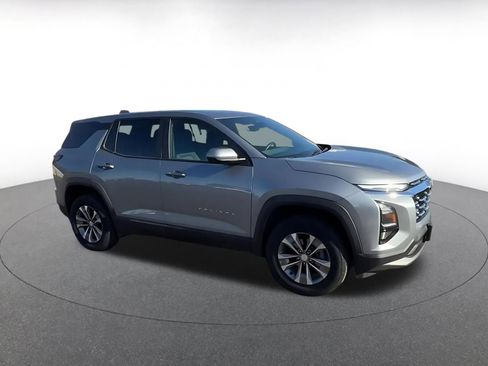 Used 2025 Chevrolet Equinox LT image 2