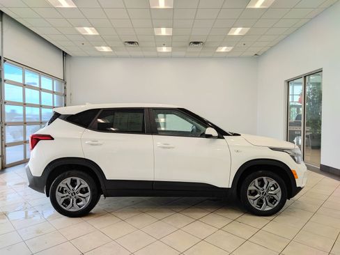 Used 2024 Kia Seltos LX AWD/4WD image 2