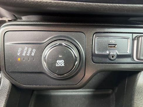 Used 2023 Jeep Renegade Latitude AWD/4WD image 15