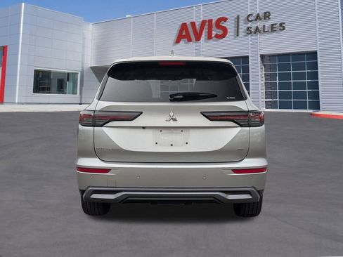 Used 2025 Mitsubishi Outlander SE image 5