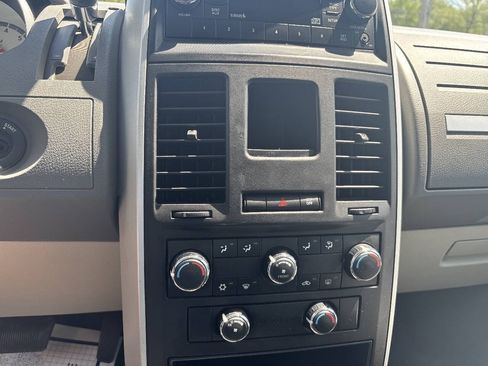 Used 2010 Dodge Grand Caravan Hero FWD image 30