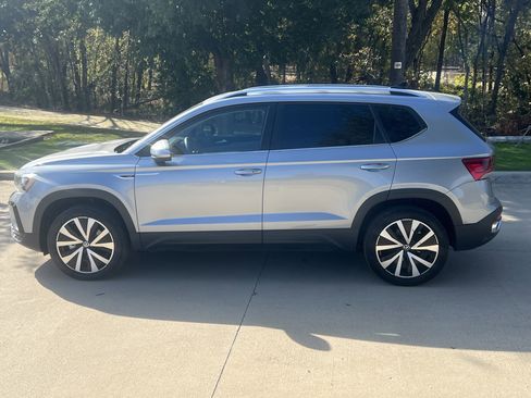 Certified 2024 Volkswagen Taos SE w/ Panoramic Sunroof Package image 7