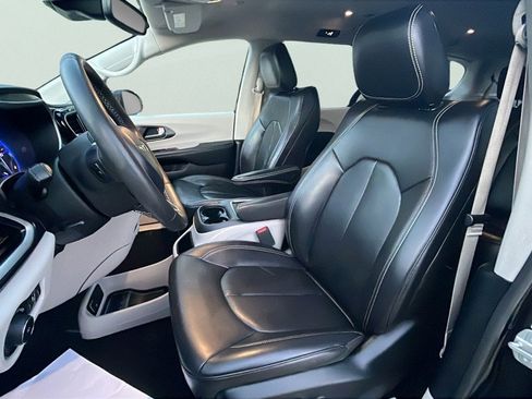 Used 2023 Chrysler Pacifica Touring-L image 15