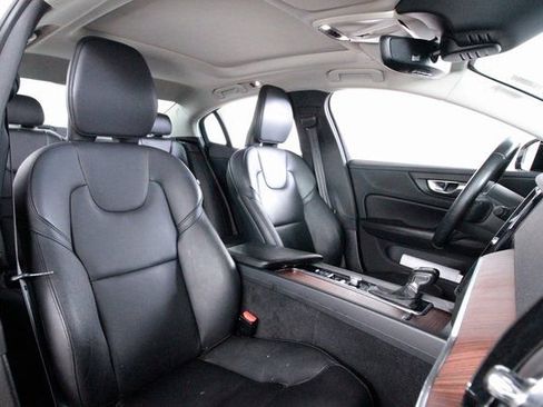 Used 2021 Volvo S60 T5 Momentum w/ Premium Package image 21