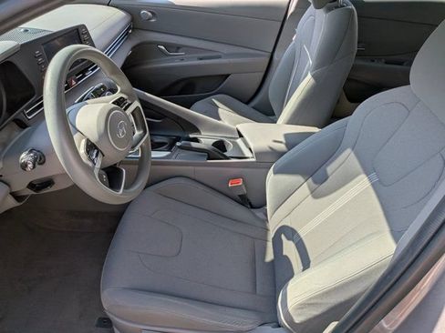 Used 2022 Hyundai Elantra SE FWD image 14