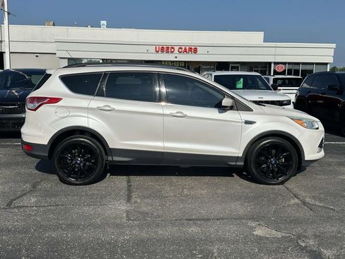 Used 2016 Ford Escape SE w/ Equipment Group 201A FWD image 2