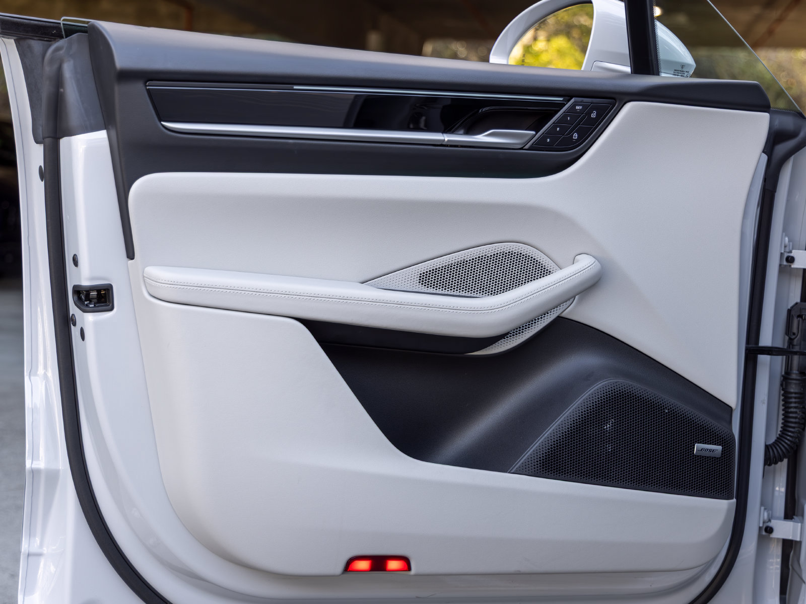 Certified 2025 Porsche Macan Electric RWD image 22