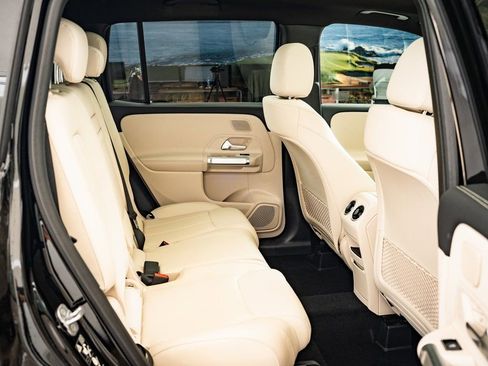 Used 2025 Mercedes-Benz GLB 250 4MATIC image 36