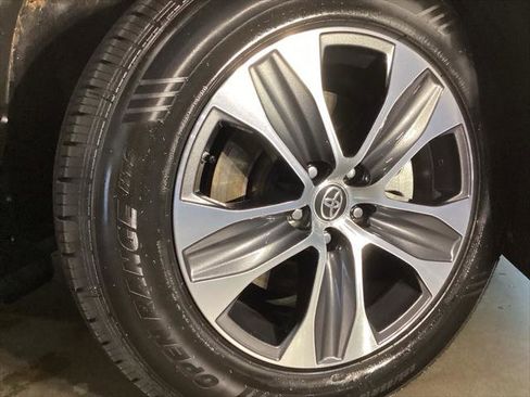 Certified 2023 Toyota Highlander XLE image 6