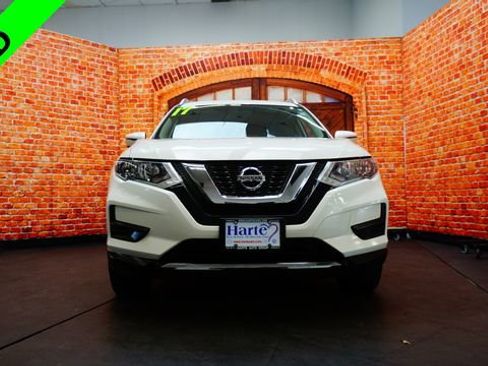 Used 2017 Nissan Rogue SV image 2