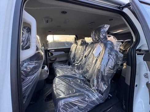 New 2026 Kia Carnival EX image 9