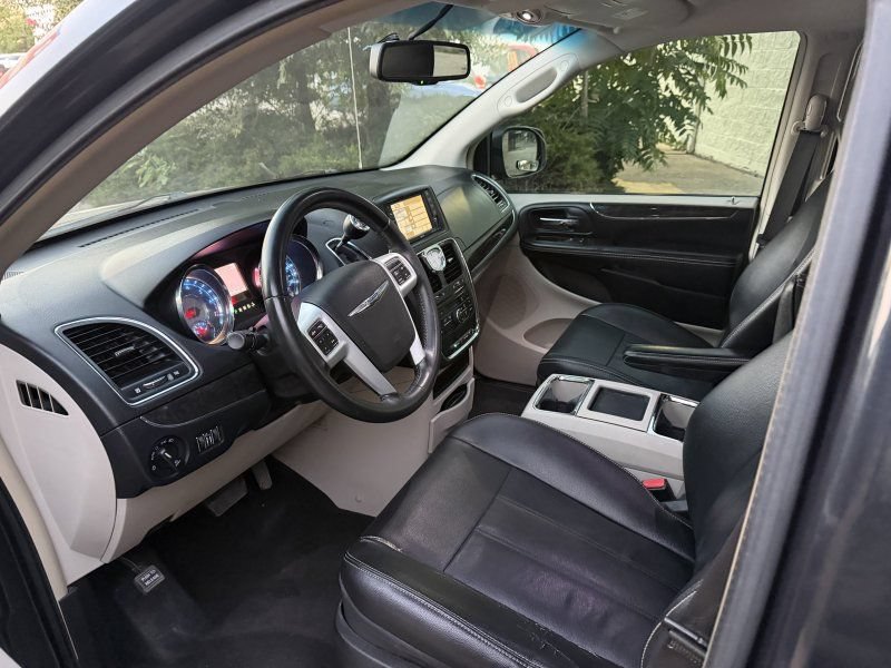 Used 2014 Chrysler Town & Country Touring FWD image 8