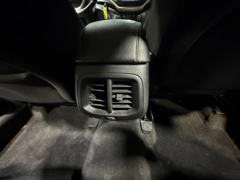 Used 2017 Jeep Cherokee Sport AWD/4WD image 32
