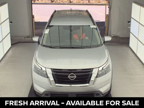 Used 2025 Nissan Pathfinder SV image 2