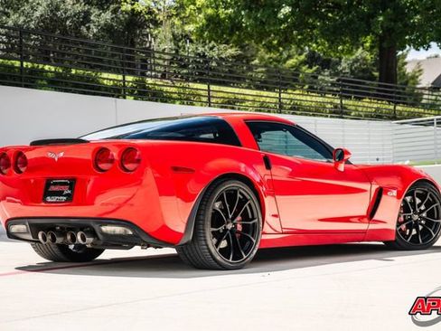 Used 2013 Chevrolet Corvette Z06 w/ 3LZ Preferred Equipment Group RWD image 4