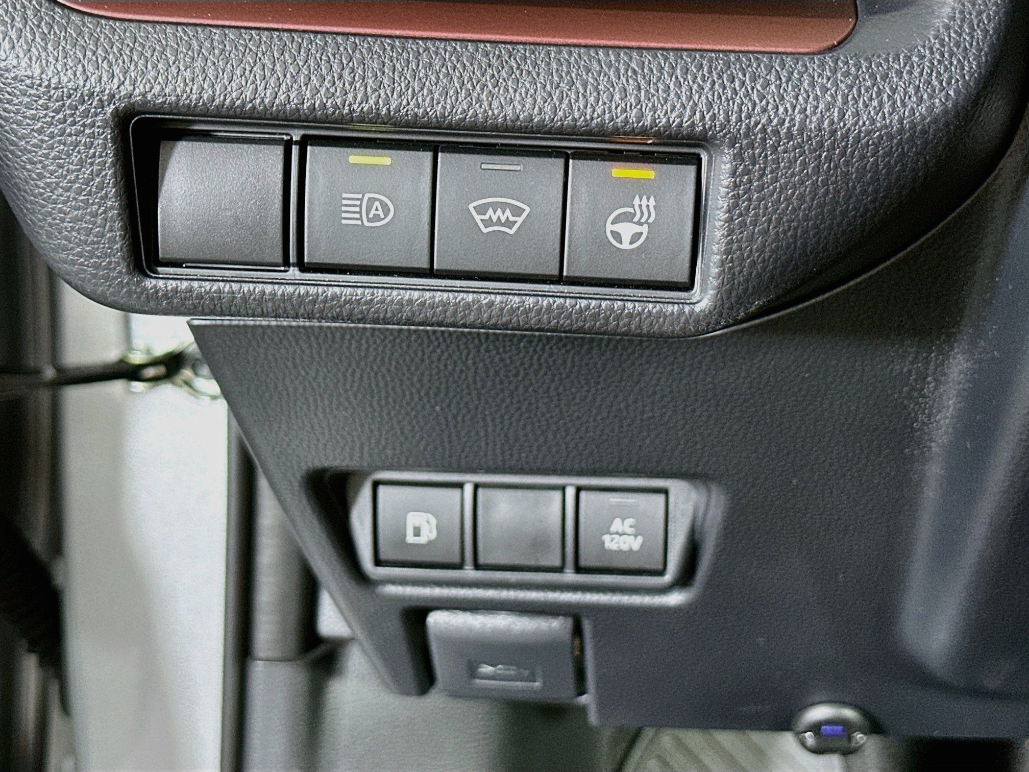 Used 2025 Toyota Prius Plug-In Hybrid FWD image 17