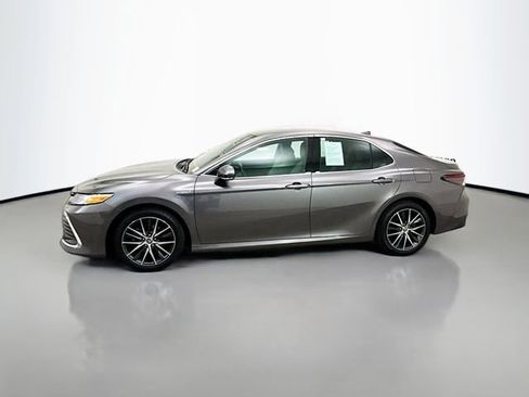 Used 2021 Toyota Camry XLE w/ Cold Weather Package image 4