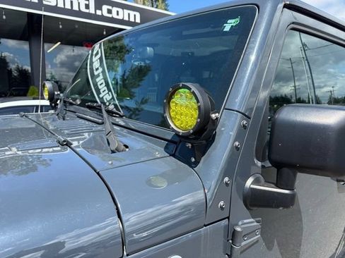Used 2017 Jeep Wrangler Unlimited Rubicon w/ Max Tow Package AWD/4WD image 15