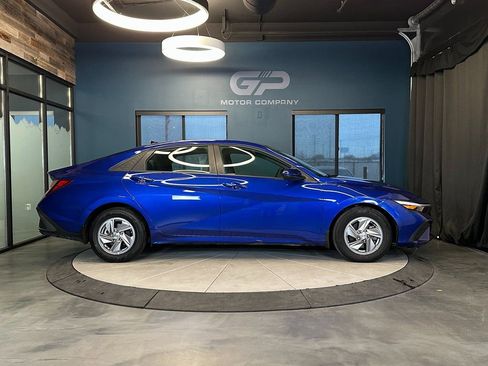 Used 2024 Hyundai Elantra SE image 2