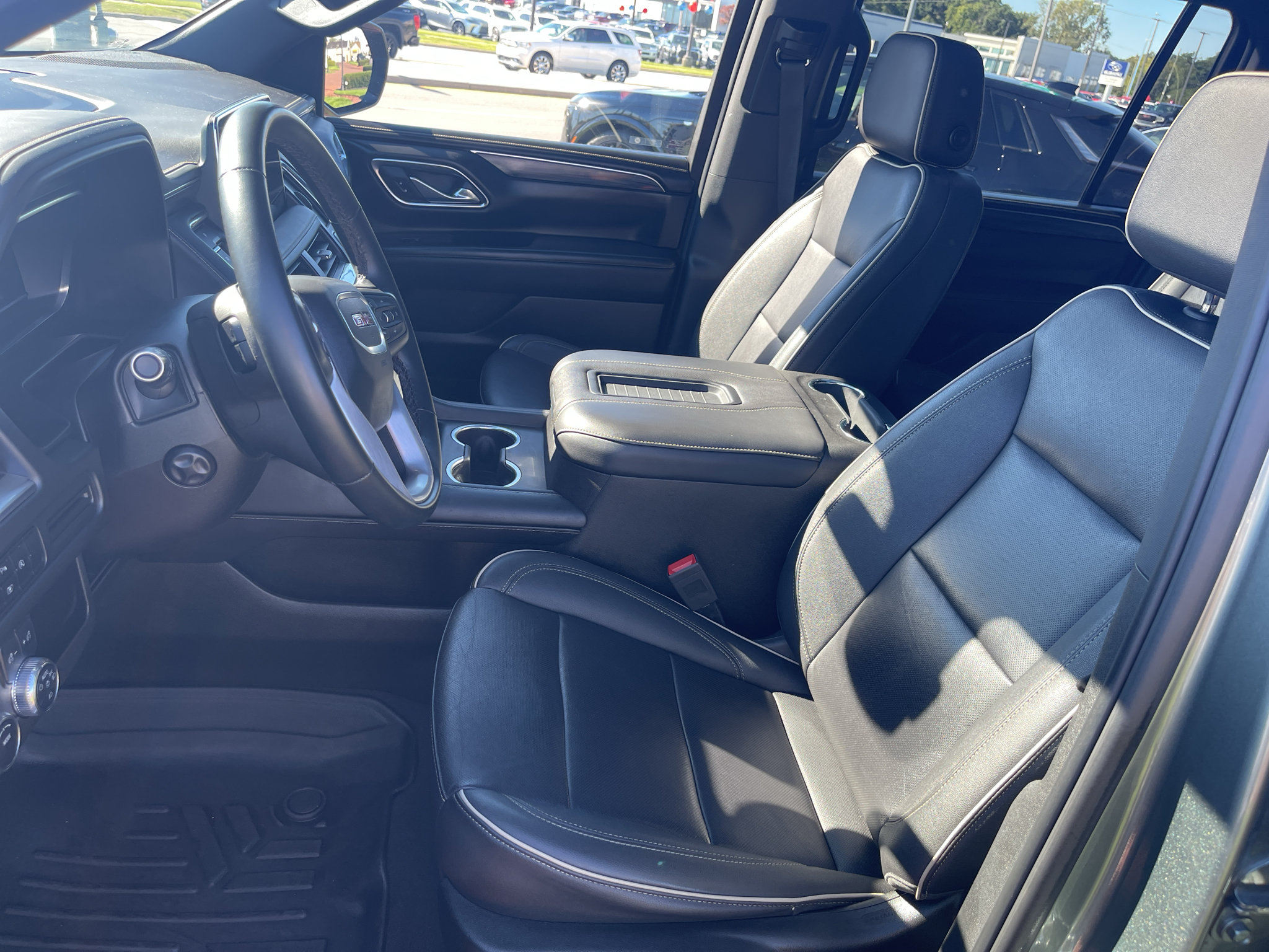 Used 2023 GMC Yukon XL SLT w/ SLT Luxury Package AWD/4WD image 14