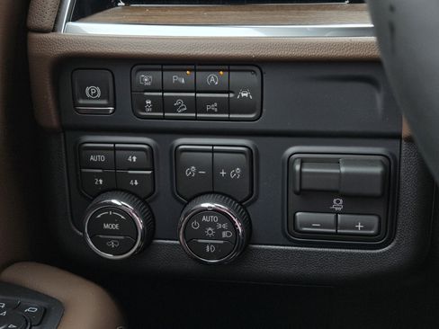 New 2026 Chevrolet Suburban High Country AWD/4WD image 10