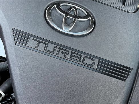 Used 2024 Toyota Highlander XLE AWD/4WD image 29