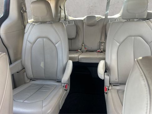 Used 2018 Chrysler Pacifica Touring-L Plus w/ Tire & Wheel Group FWD image 24