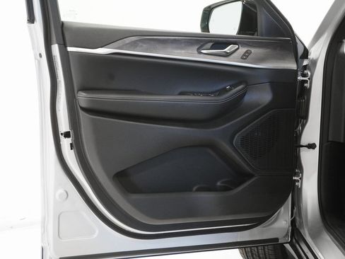 New 2025 Jeep Grand Cherokee L Limited image 9