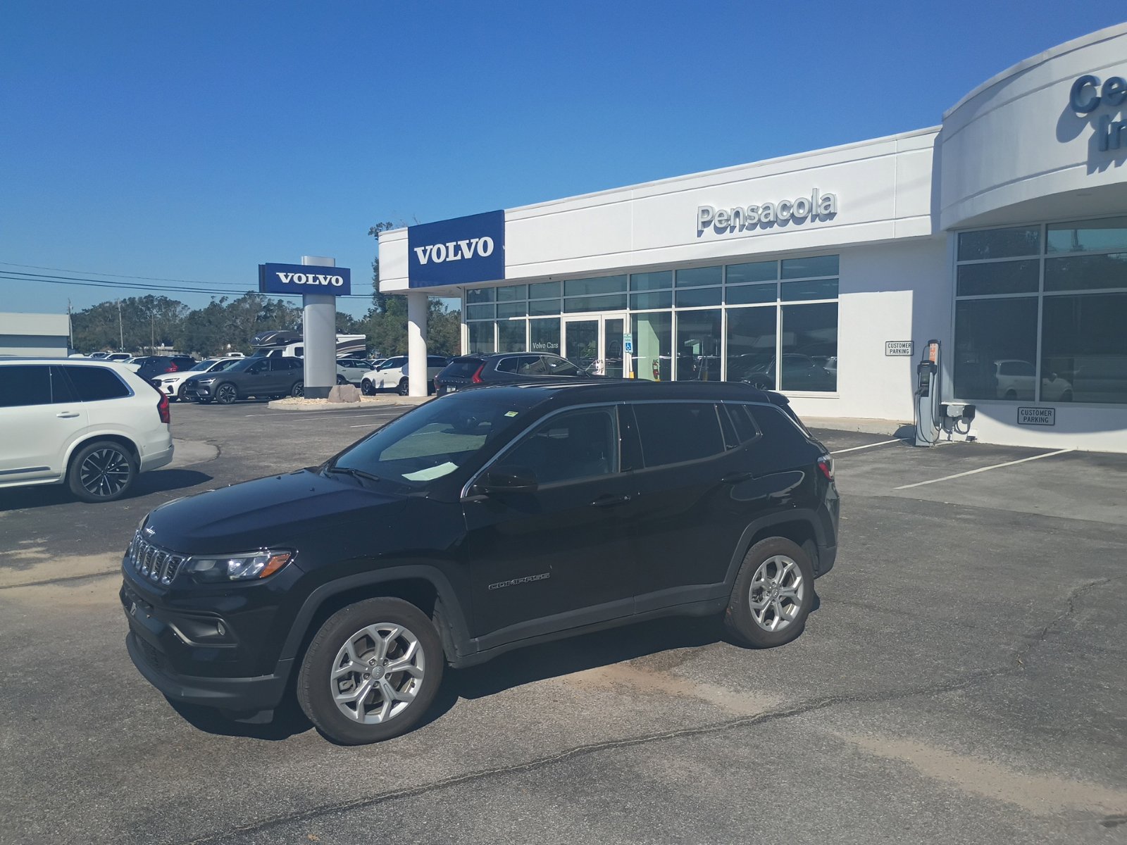 Used 2024 Jeep Compass Latitude AWD/4WD image 2