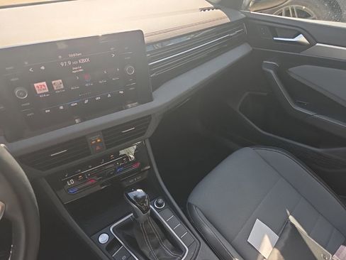 Used 2025 Volkswagen Jetta SE image 3