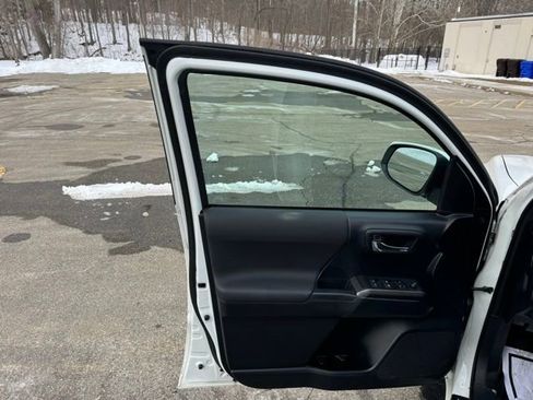 Used 2019 Toyota Tacoma TRD Sport image 10