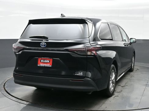 Used 2024 Toyota Sienna LE image 5