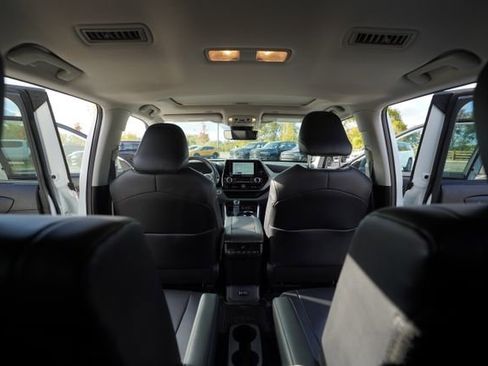 Used 2024 Toyota Highlander LE image 26