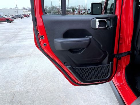 Used 2025 Jeep Wrangler Unlimited Rubicon AWD/4WD image 18