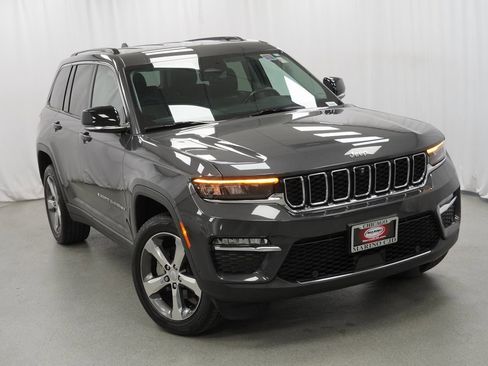 Certified 2022 Jeep Grand Cherokee Limited w/ Luxury Tech Group II image 9