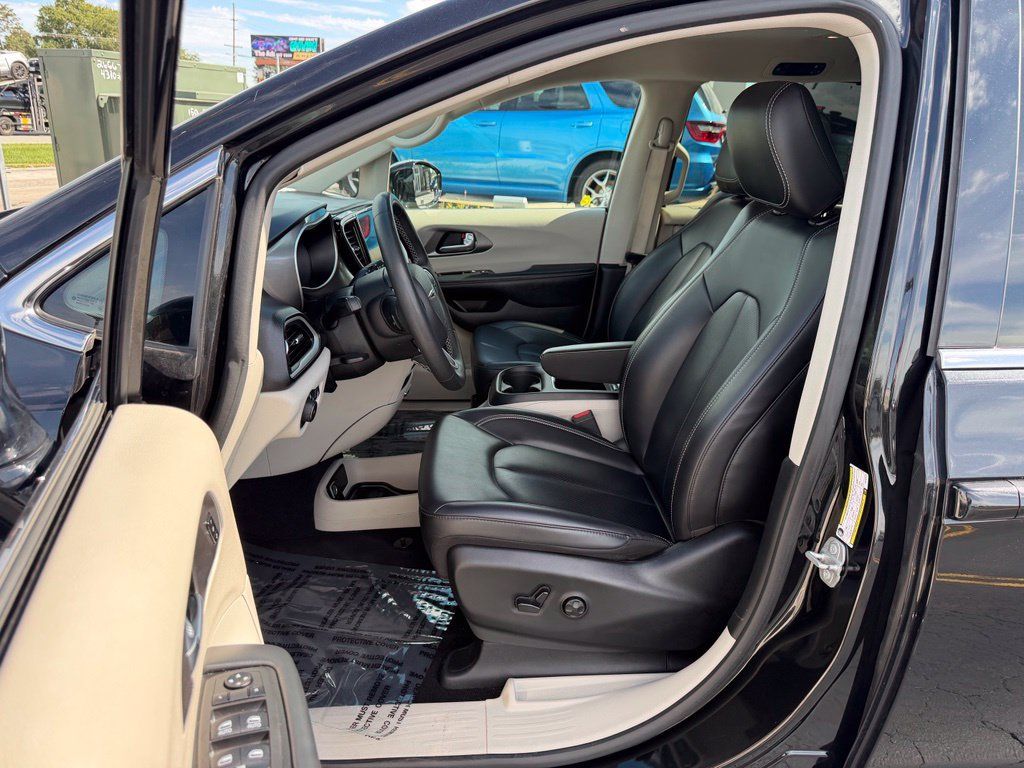 Used 2024 Chrysler Pacifica Touring-L FWD image 12