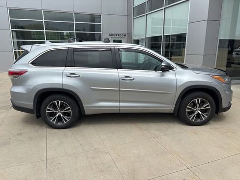 Used 2016 Toyota Highlander XLE AWD/4WD image 8
