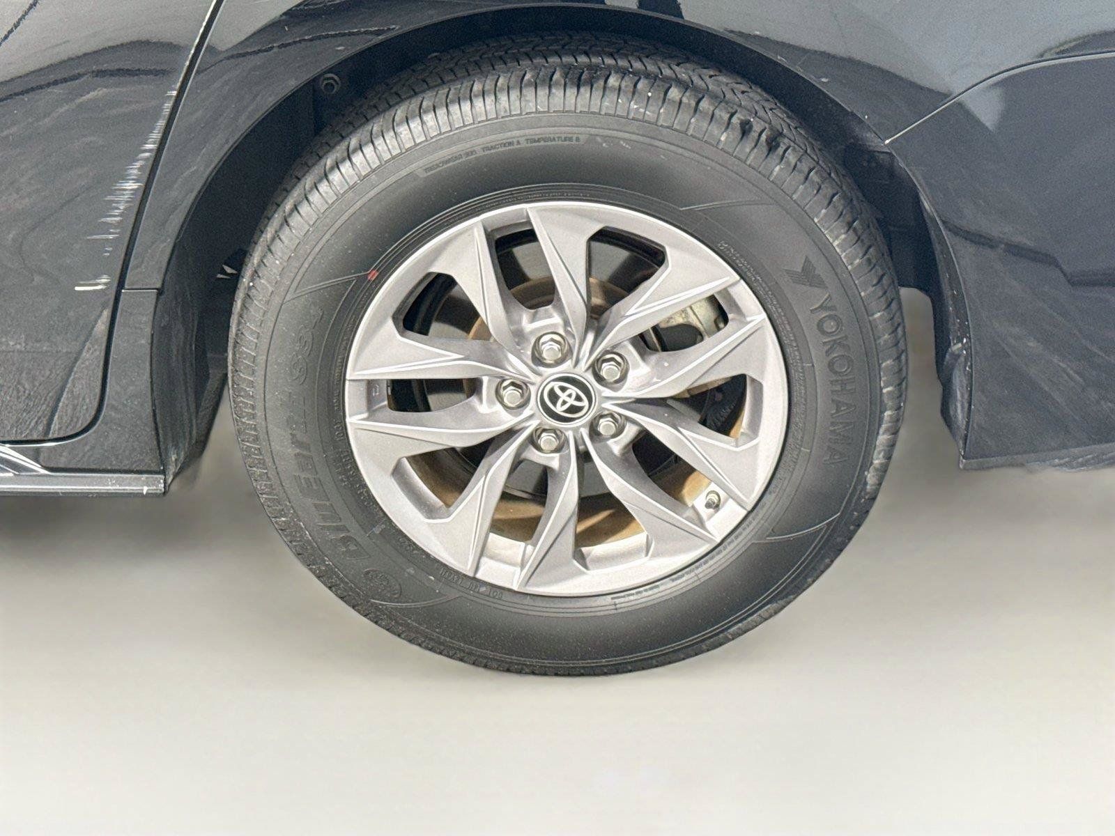 Used 2025 Toyota Sienna LE FWD image 38